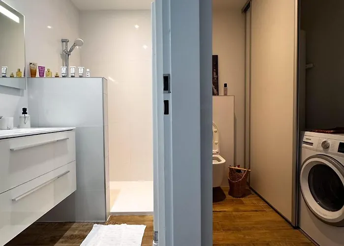 Neuf, Proche Des Plages Et Centre